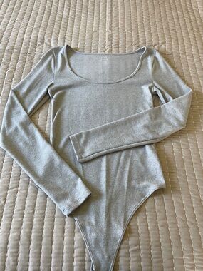 American Eagle Outfitters Light Silver Scoop-Neck Long-Sleeve Bodysuit